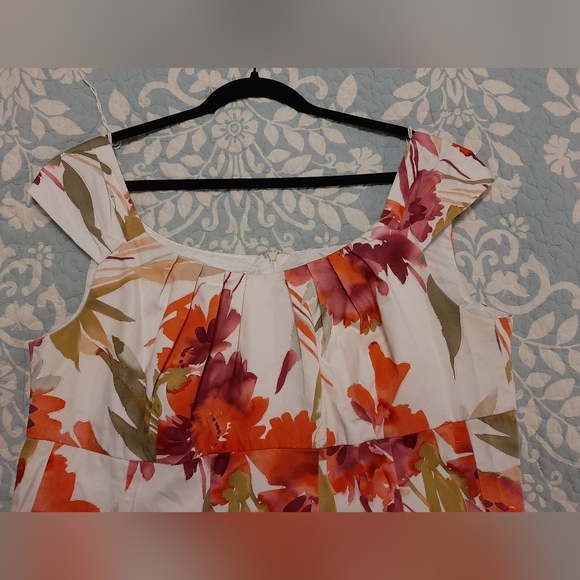 Dressbarn dress size 18 white with red and purple flowers - Picture 3 of 9